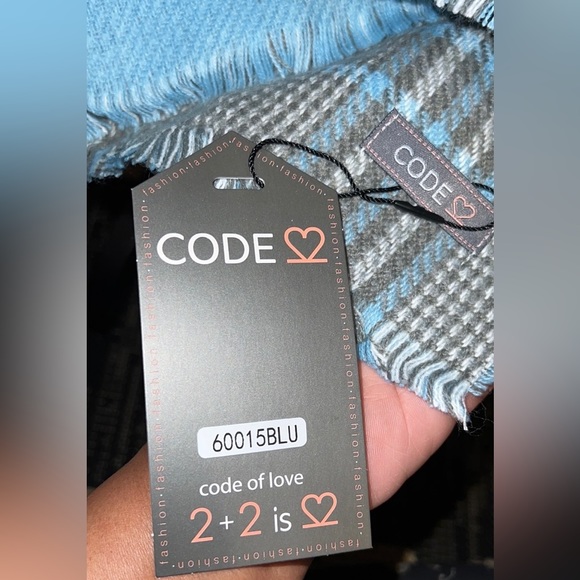 New Code22 One Size Oversized 30” x 84” Light Blue & Grey Plaid Wrap Shawl - Picture 4 of 11